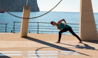 Julia Langenbach - Tibetisches Heil-Yoga in Mallorca an der Sonnenuhr