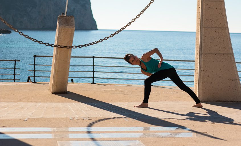 Julia Langenbach - Tibetisches Heil-Yoga in Mallorca an der Sonnenuhr